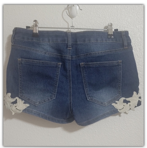 Tinseltown Jean's shorts with floral appliqué size small - Picture 2 of 5